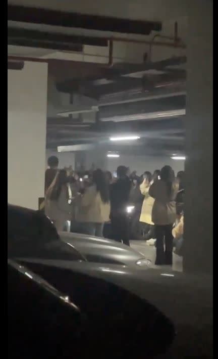 私生飯騷擾ENHYPEN，在飯店停車場堵人。（圖／翻攝自X）