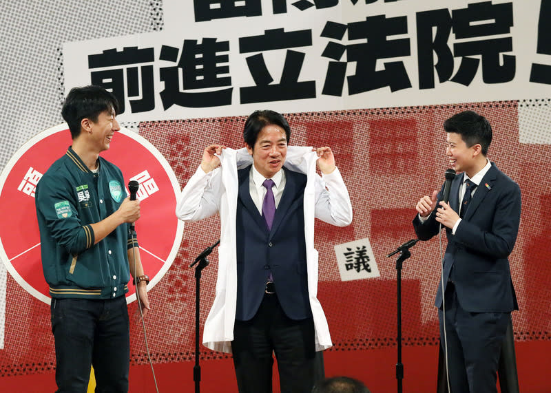 賴清德現身苗博雅Live秀披白袍（2） 民進黨總統參選人賴清德（中）5日晚間參與社民黨 台北市議員、立委參選人苗博雅（右）的Live  Podcast，現場披上白袍展現帥氣醫師風貌。圖左為民 進黨新北市中和區立委參選人吳崢。 中央社記者郭日曉攝　112年11月5日 