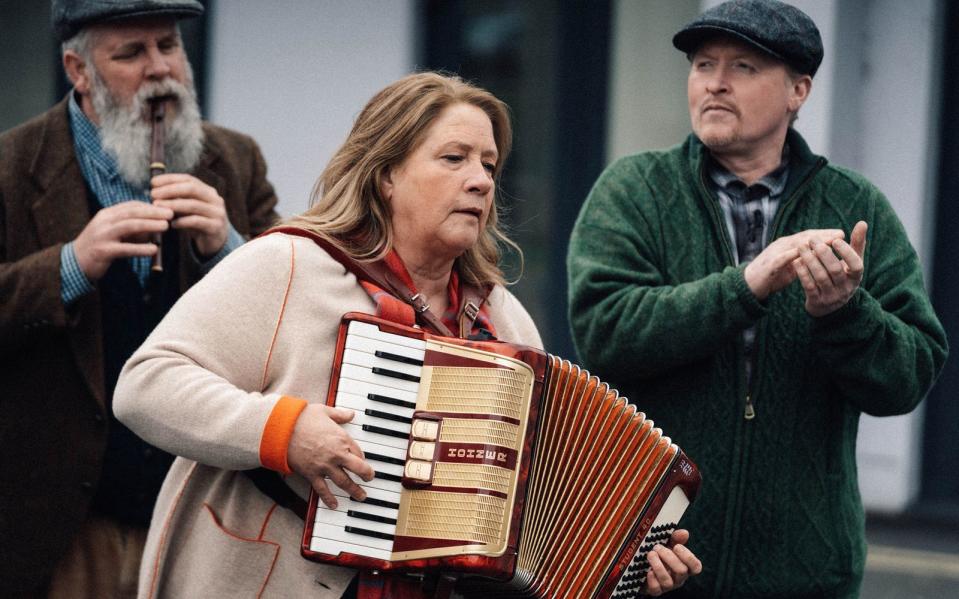 Aus Vorsicht vor Corona spielten die Kellys (hier von links: Paul, Kathy und Joey) für die Patientinnen und Patienten des  Cappagh Hospitals im Innenhof und nicht drinnen.  (Bild: RTLZWEI / Marc Bremer)