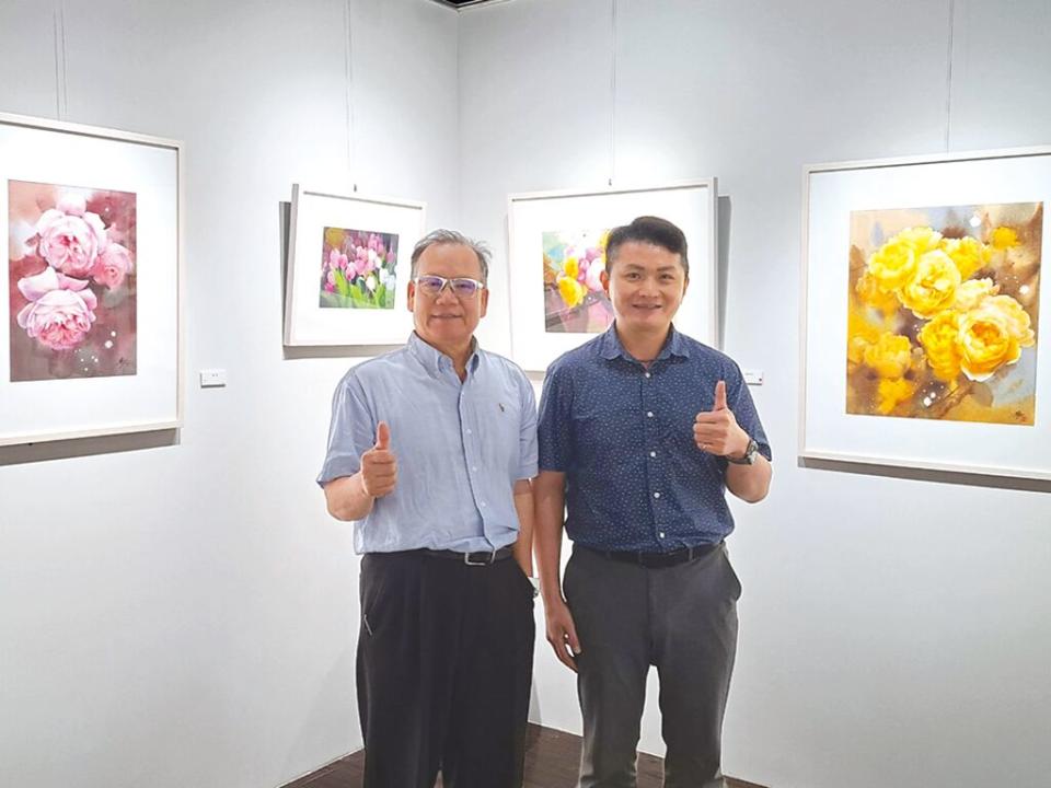 上順旅行社董事長李南山（左）及Metaassets執行總監潘欣頌（右）與展出之藝術品合影。圖／謝易晏