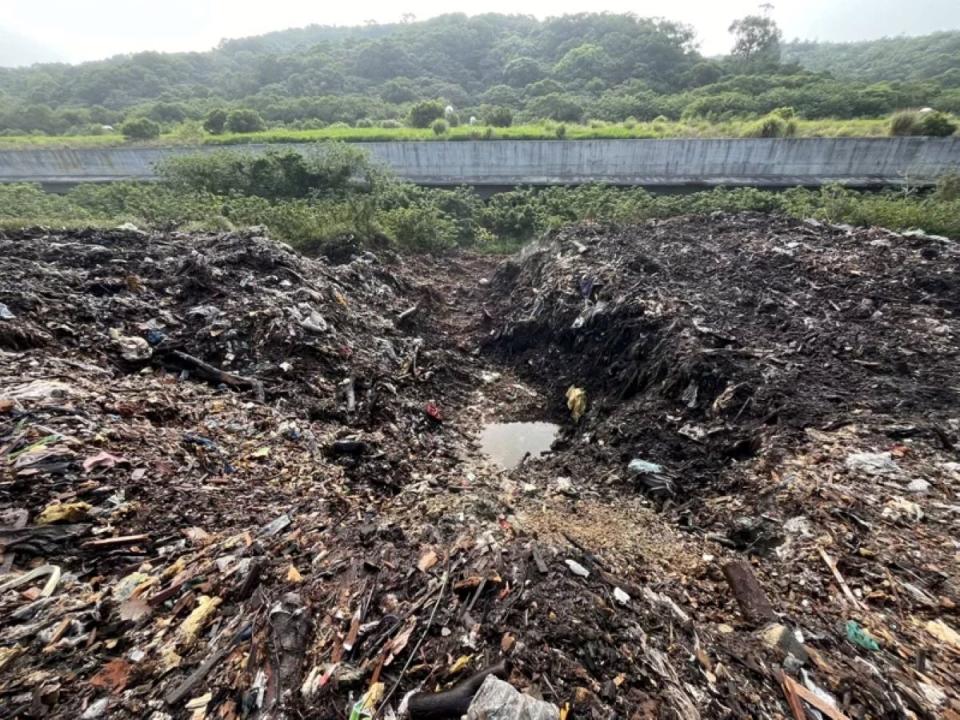 新豐垃圾掩埋場火勢控制，為防復燃仍派員警戒。（圖：消防局提供）