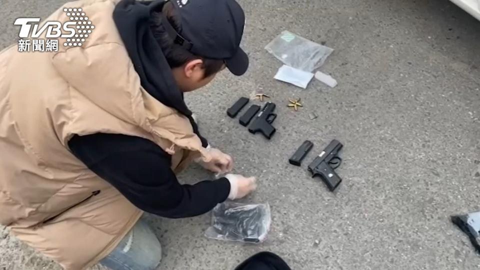 警方在車上搜出3把改造手槍。（圖／TVBS）