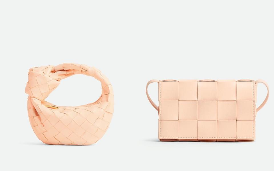 BOTTEGA VENETA CANDY JODIE 編織皮革斜背包NT$49,900(左) \BOTTEGA VENETA CASSETTE 編織皮革斜背包 NT$69,900(右) Photo Via:BOTTEGA VENETA