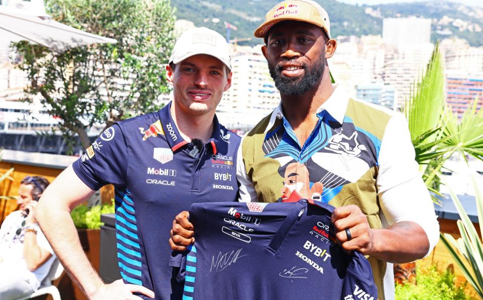 Max Verstappen poses for a photo with Siya Kolisi