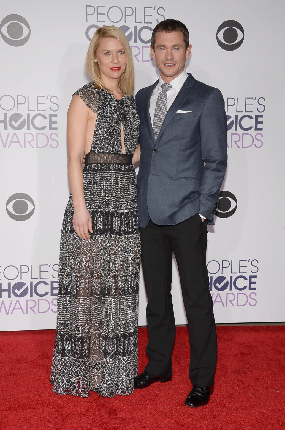 Claire Danes and Hugh Dancy posed on the 2016 People’s Choice Awards red carpet