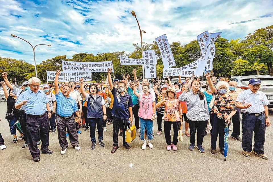 宜蘭縣蘇澳鎮新馬地區慶安段正在做市地重劃，但有地主不滿容積率不足，13日赴宜蘭縣政府陳情，盼能放寬容積率。（李忠一攝）