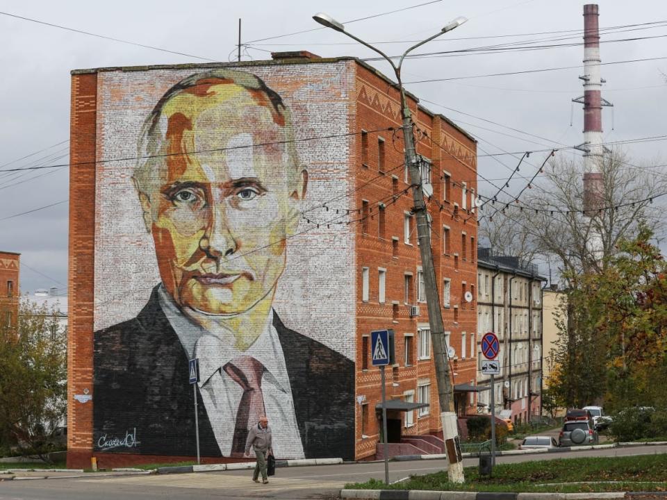 A view shows an apartment block with a mural depicting Russian President Vladimir Putin in the town of Kashira in the Moscow region, Russia, on Thursday. (Evgenia Novozhenina/Reuters - image credit)