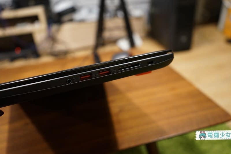 『ROG STRIX GL702VM』是Lala到目前為止用過最「大」台的筆電...17吋螢幕拿來玩遊戲真的非常爽快阿!!