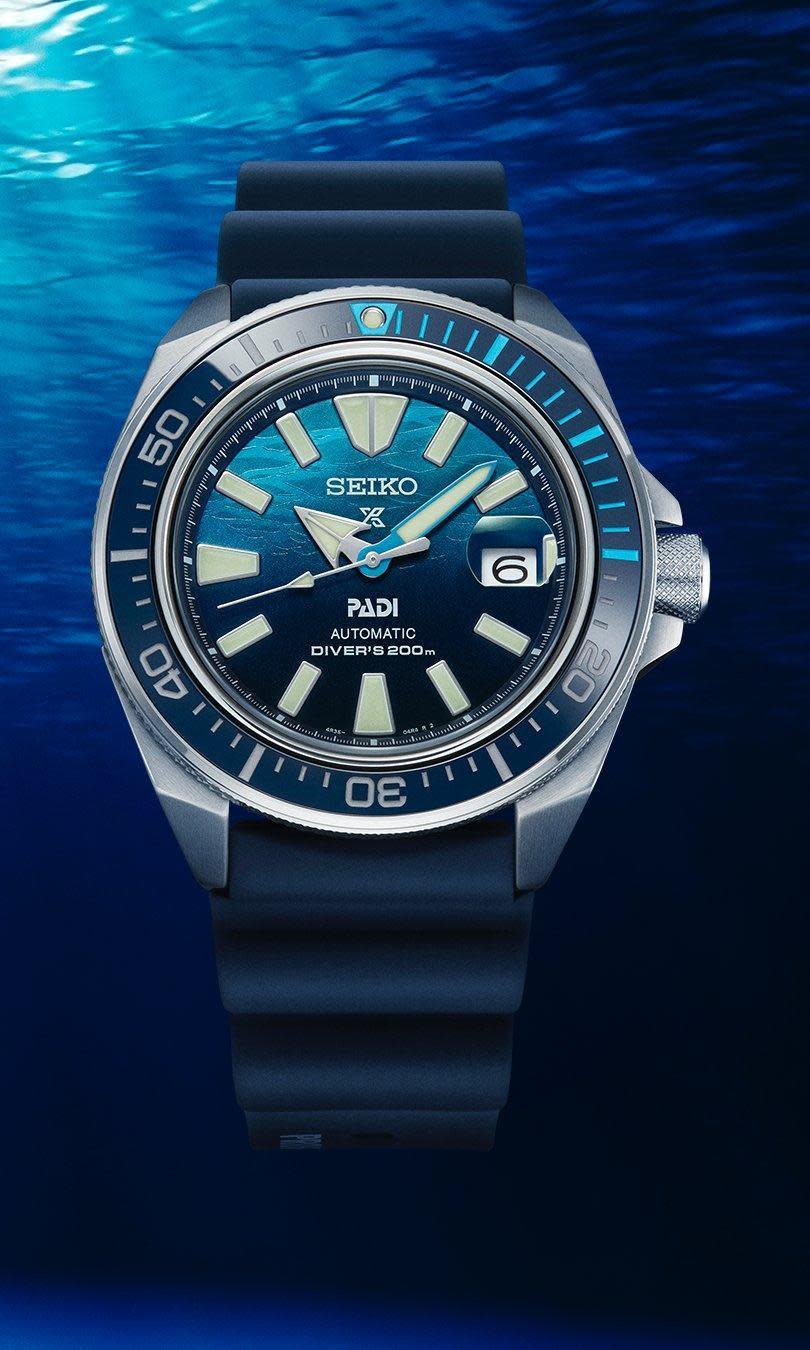 SEIKO Prospex「Save The Ocean」潛水錶特別版SRPJ93K1腕錶「武士（Samurai）」，使用獨特銳角的刀殼造型，具備放大的日期顯示，更加方便讀時，並配備藍色橡膠錶帶。定價約NT$20,500。