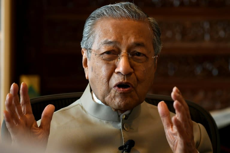 Malaysia's former prime minister Mahathir Mohamad says he will work to topple the ruling coalition amid graft allegations