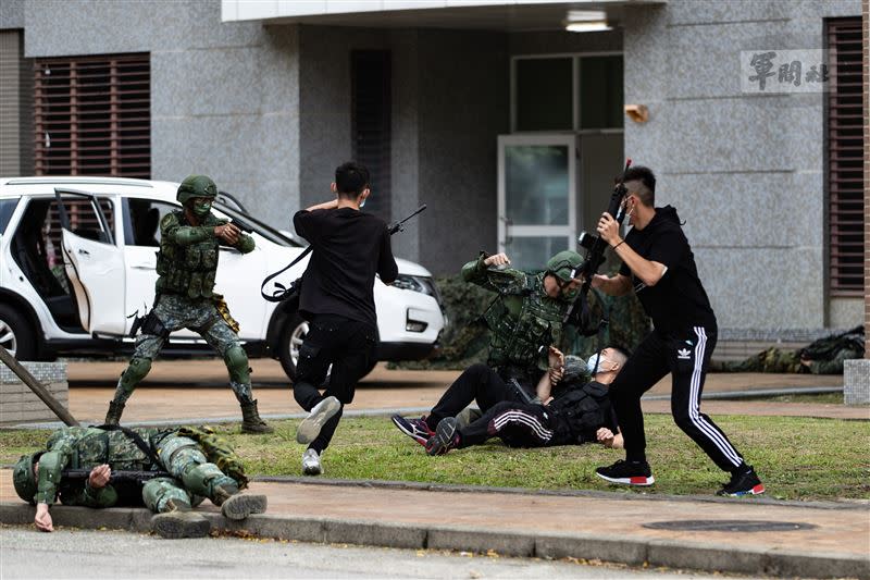 憲兵圍殲逃竄之敵。（圖／軍聞社提供）