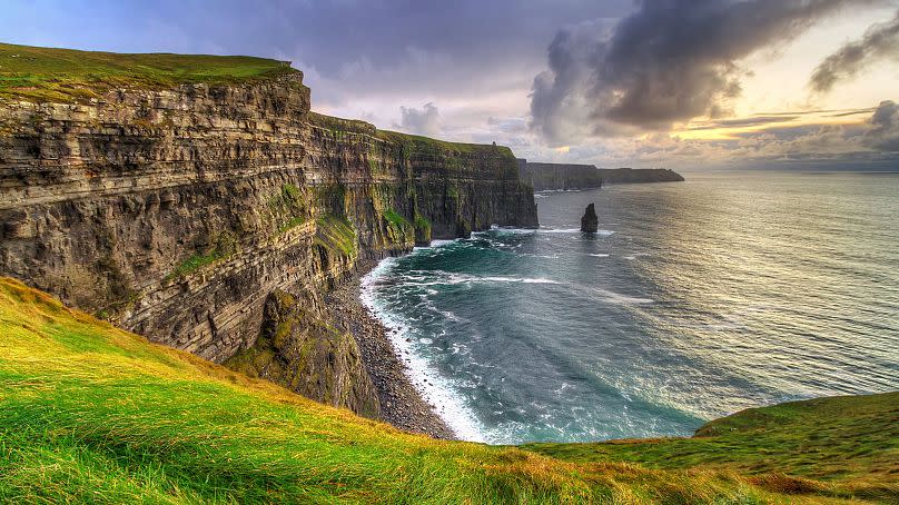 Diríjase a los acantilados de Moher, en Irlanda, para disfrutar de unas vistas impresionantes.