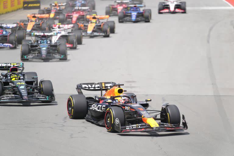Red Bull Racing's Dutch driver Max Verstappen leads at the start of the 2023 Canada Formula One Grand Prix at Circuit Gilles-Villeneuve in Montreal, Canada, on June 18, 2023. (Photo by Geoff ROBINS / AFP)