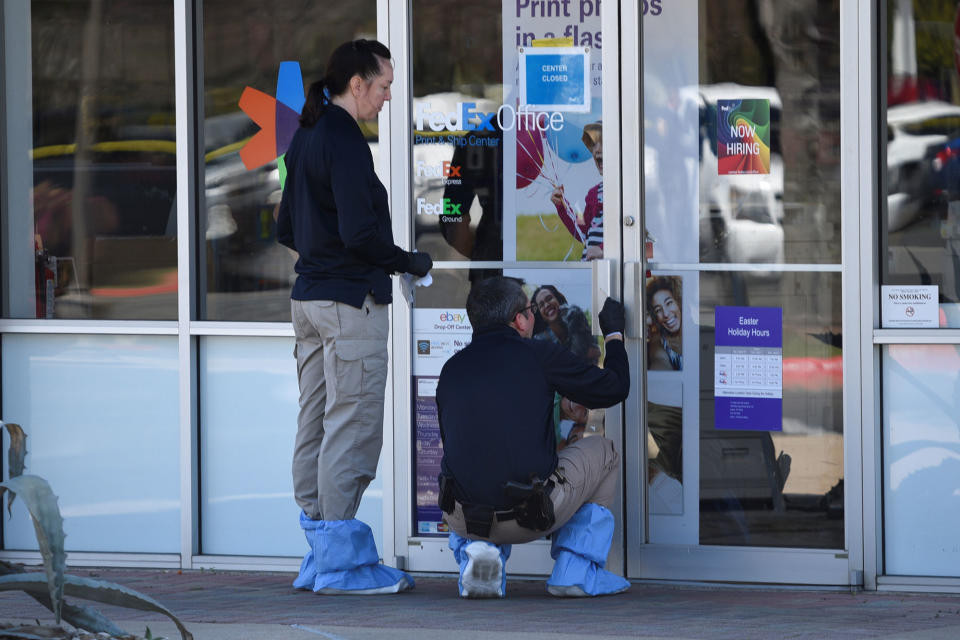 <p>Law enforcement personnel are seen gathering evidence outside a FedEx Store which was closed for investigation, in Austin, Texas, March 20, 2018. (Photo: Sergio Flores/Reuters) </p>