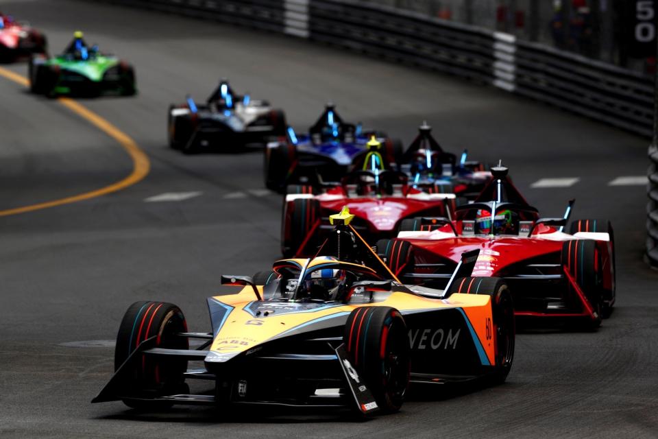 Jake Hughes, NEOM McLaren Formula E Team, e-4ORCE 04
leads Sacha Fenestraz, Nissan Formula E Team, Nissan e-4ORCE 04
 (Jake Hughes, NEOM McLaren Formula E Team, e-4ORCE 04
leads Sacha Fenestraz, Nissan Formula E Team, Nissan e-4ORCE 04, ASCII, 118 co