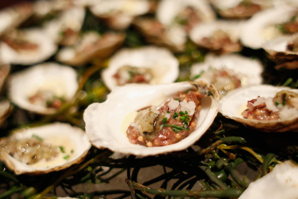 <p>Les huîtres sont de saison en mars. Il s’agit d’un délicieux repas frais et léger que vous avez peut-être ignoré en hiver. Il existe de nombreuses options printanières à essayer, que vous les mangiez crues, grillées ou intégrées dans une autre recette. [Photo : Getty] </p>