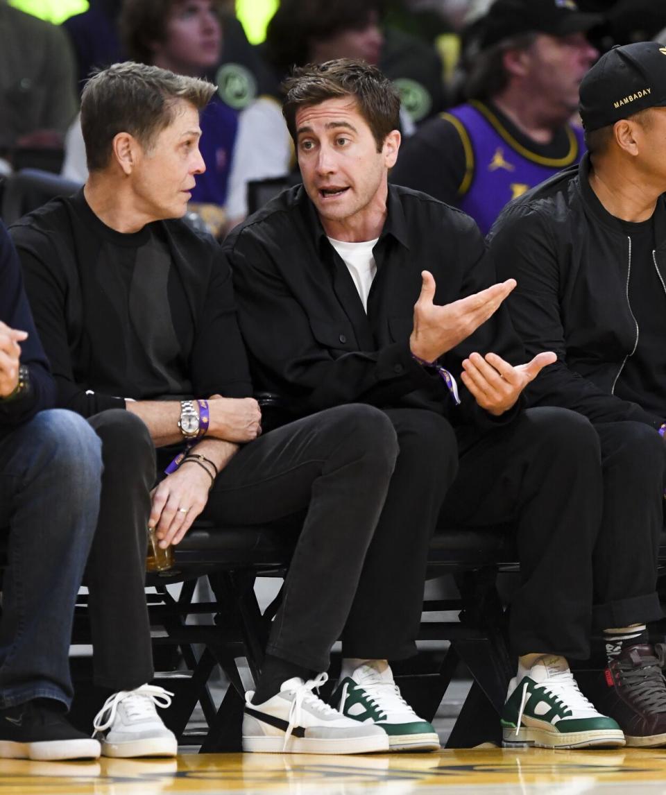 Jake Gyllenhaal sit courtside.