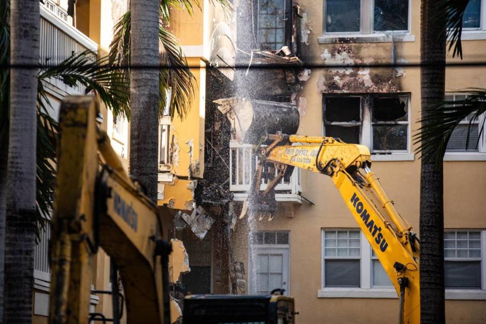 Una excavadora empezando a demoler Temple Court Apartments, 431 NW Third St., el martes 18 de junio de 2024 en Miami, la Florida. La ciudad de Miami está demoliendo el edificio después de un incendio arrasó con él la semana pasada, dejando el edificio inseguro.