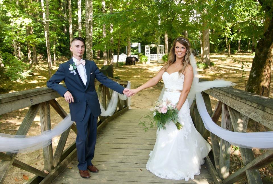 An unexpected guest crashed a wedding in Gatlinburg, Tennessee. (Photo: Leah McMahon Edmondson / GypsySoul Photography)