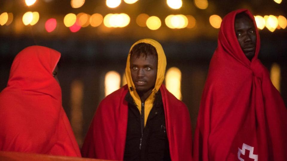 Migrantes rescatados en el puerto de Málaga, España, en noviembre de 2020.