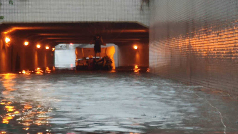 高雄市中山路地下道因積水而封閉。（圖／警方提供）