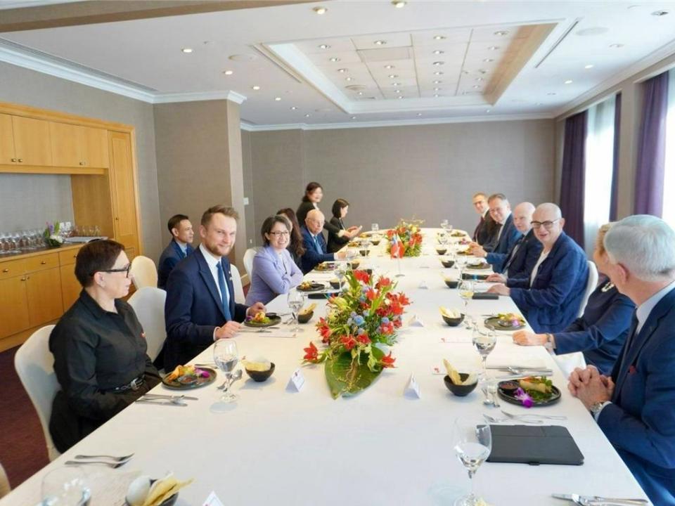 蕭美琴與波蘭參議院副議長卡敏斯基（Michał Kamiński）及國會「波台國會小組」主席圖斯科拉斯基（Krzysztof Truskolaski）與成員午餐敘。(外交部提供)