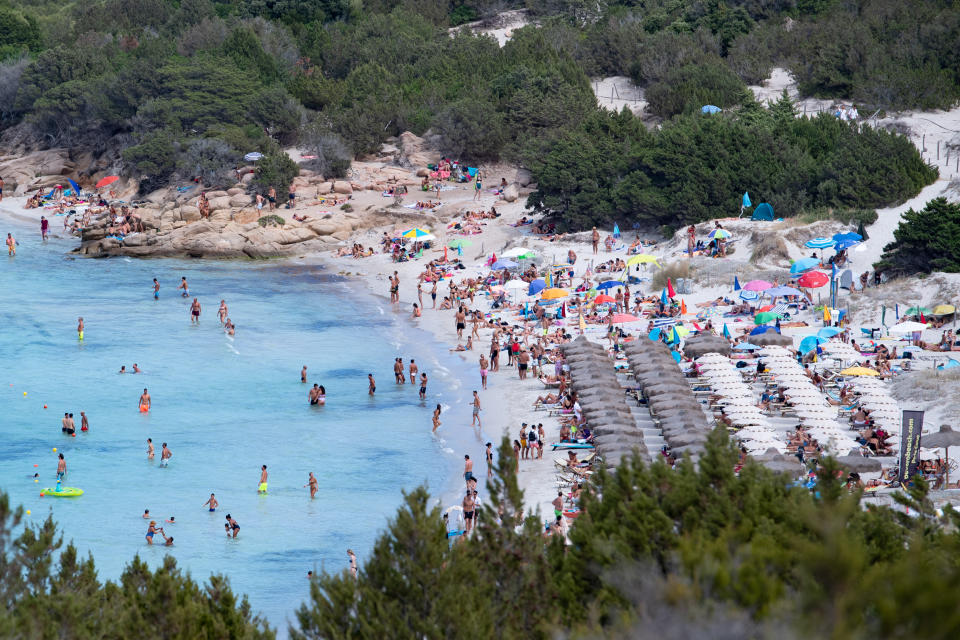 Tanti turisti affollano le spiagge più belle di Porto Cervo e dintorni. La Sardegna è finita nel mirino delle critiche per l'incremento di casi tra i turisti ma il governatore Solinas respinge le accuse: "Non siamo un'isola di untori". (Photo by Emanuele Perrone/Getty Images)