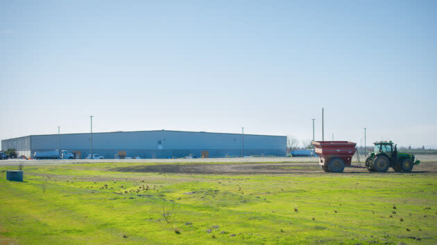 The future Amazon Delivery Station, viewed from across a vacant nearby parcel at the Orland Airport Industrial Park. (Photo by <a href="http://www.chriskaufman.com/" rel="nofollow noopener" target="_blank" data-ylk="slk:Chris Kaufman;elm:context_link;itc:0;sec:content-canvas" class="link ">Chris Kaufman</a> for GeekWire.)