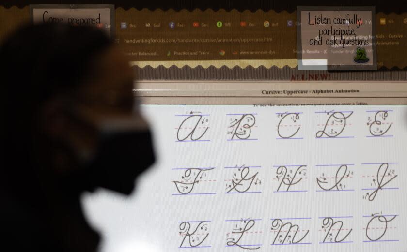 PASADENA-CA-DECEMBER 14, 2023: Tyara Brooks teaches her fourth grade students how to write in cursive at Longfellow Elementary School in Pasadena on December 14, 2023. (Christina House / Los Angeles Times)