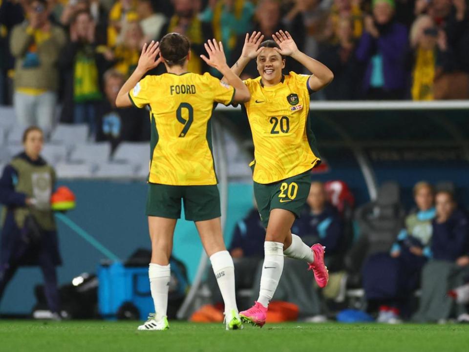 Caitlin Foord and Sam Kerr high-five on the pitch