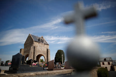 Una vista general muestra los restos de la antigua iglesia en el memorial de Graignes, en Graignes, Francia, el 15 de mayo de 2019. REUTERS/Christian Hartmann/Files