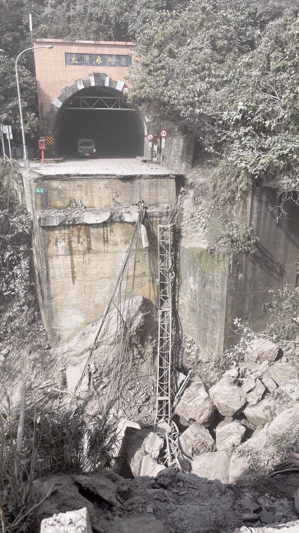 花蓮大震釀大清水隧道前路基斷裂，畫面驚悚。（民眾提供）