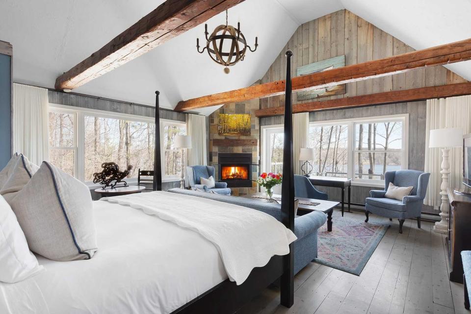 Guest room with fireplace at Manoir Hovey