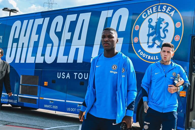 Enzo Fernández llega al lugar de entrenamiento de Chelsea en Estados Unidos, junto al ecuatoriano Moisés Caicedo; el argentino se reunió con sus compañeros y dio explicaciones sobre los cantos racistas del seleccionado argentino.