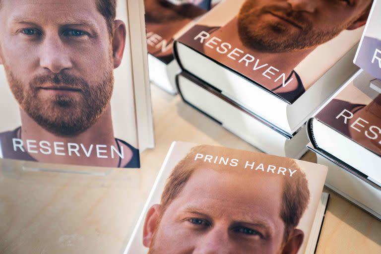 Copias del libro del príncipe Harry, en una librería en Copenhague. (Ida Marie Odgaard / Ritzau Scanpix / AFP)