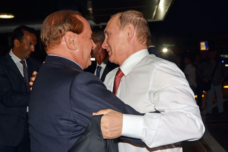 Berlusconi se confunde en un sentido abrazo con Putin  en su breve encuentro en el aeropuerto de Fiumicino
