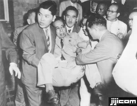▲日本前首相安倍晉三遇刺身亡，其外公岸信介同樣在1960年任職首相期間遇刺，遭眾人「抬熊」救出逃過死劫。（翻自《時事新聞社》）