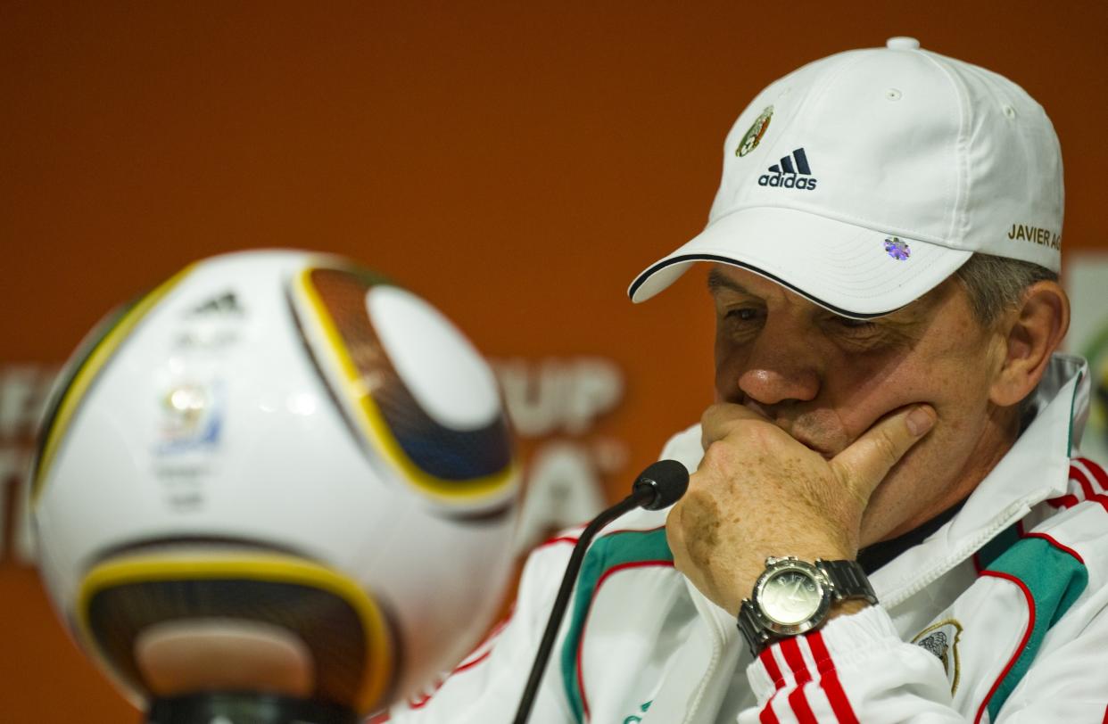 Javier Aguirre en su conferencia de prensa previo al México vs. Argentina de 2010. (OMAR TORRES/AFP via Getty Images)