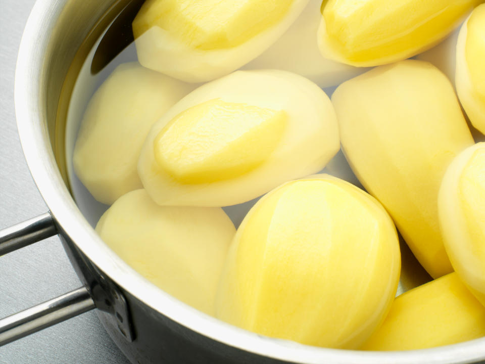 Geschälte Kartoffeln liefern beim Kochen nebenbei ein Allround-Mittel für den Haushalt. (Foto: Getty Images)