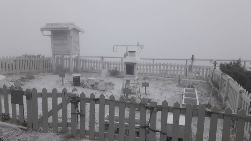 鋒面接近水氣足，今天下午玉山飄雪，中央氣象局預報員林定宜今天表示儘管地面溫度高，但玉山低溫仍有零下1度左右，三月下雪並不稀奇。（中央社/中央氣象局提供）