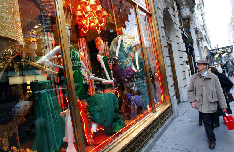 FILE PHOTO: Shoppers pass a window display at the high-end luxury goods maker Henri Bendel along 5th Avenue in New York, November 19, 2008. REUTERS/Mike Segar