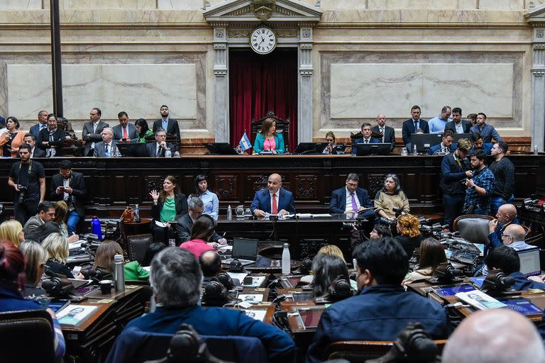 Juan Manzur responde preguntas en la Cámara de Diputados