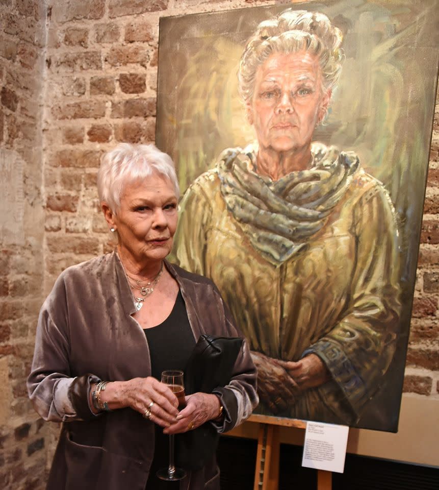 Judi Dench posiert mit sich selbst