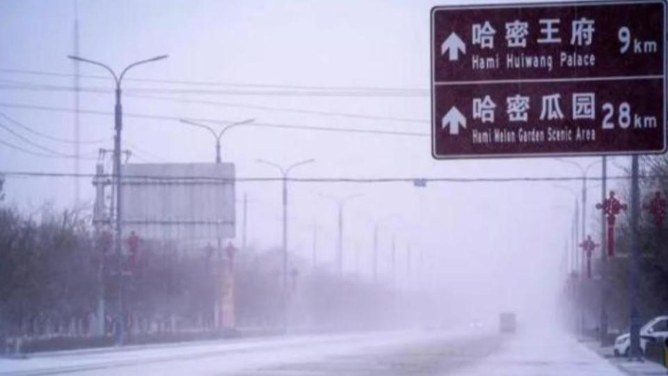 新疆雪茫茫一片。（圖／翻攝自《極目新聞》）
