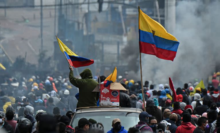 Manifestantes y policías antimotines chocan en el Parque El Ejido, en Quito