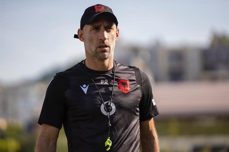 Pablo Zabaleta, ayudante de campo de Sylvinho en Albania