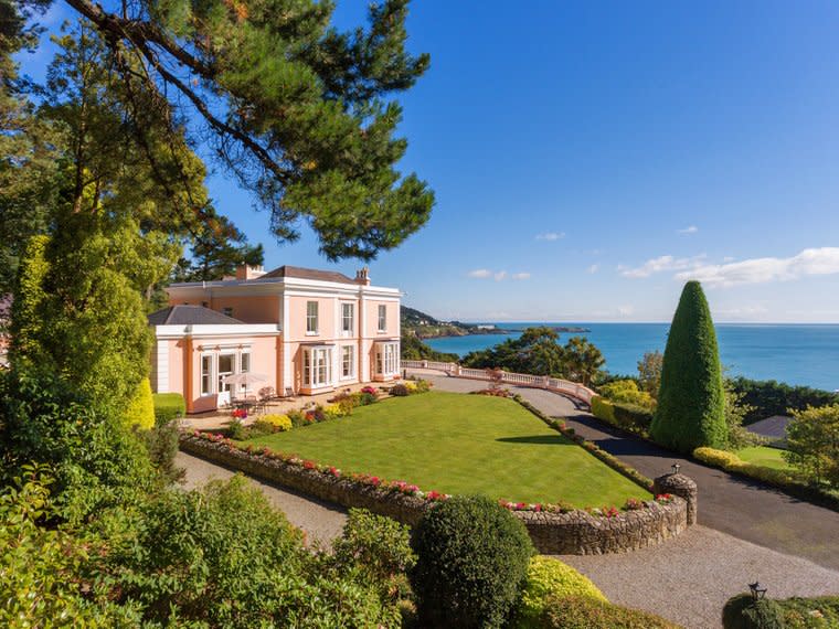 A Victorian mansion outside of Dublin with 360º ocean views while you putt.