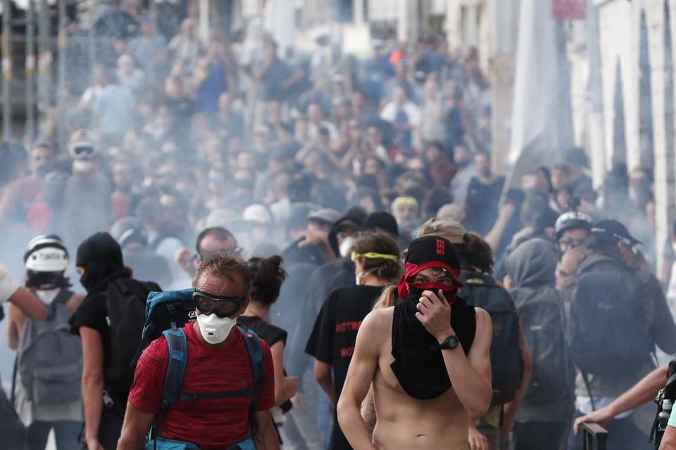 Protesters clash with French anti-riot police (EPA)