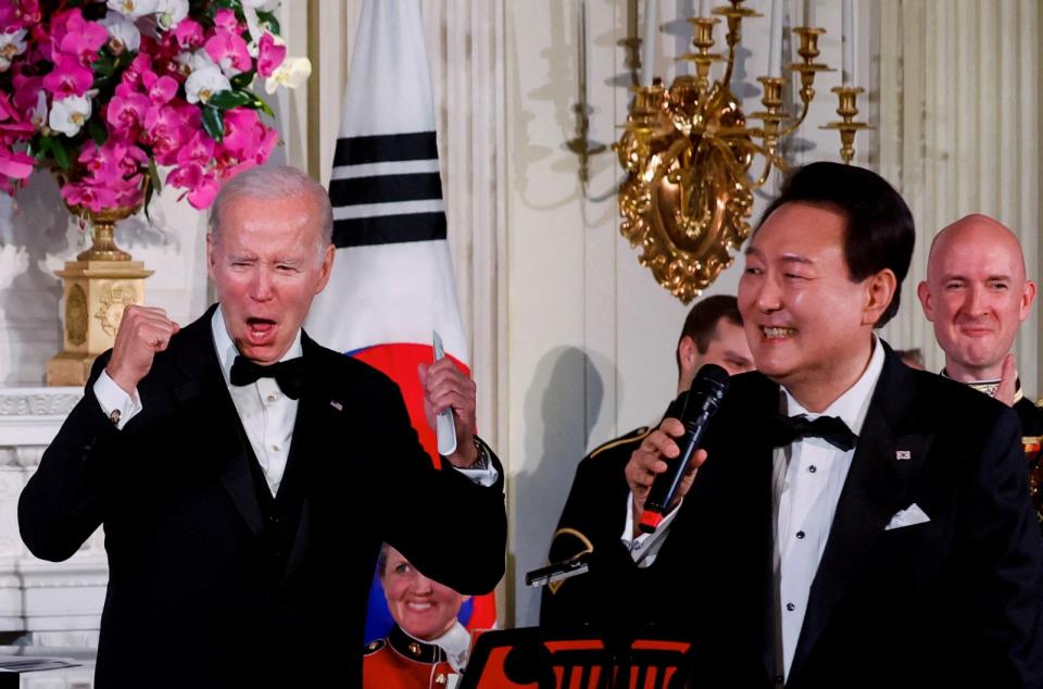 2023年4月25日，南韓總統尹錫悅（右）在白宮國宴開金嗓，清唱一段《美國派》。路透社