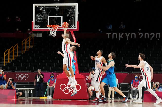 Sans ce contre de Nicolas Batum sur Klemen Prepelic, la France n'aurait sans doute pas remporté sa demi-finale des Jeux olympiques face à la Slovénie. (Photo: USA TODAY USPW via Reuters)